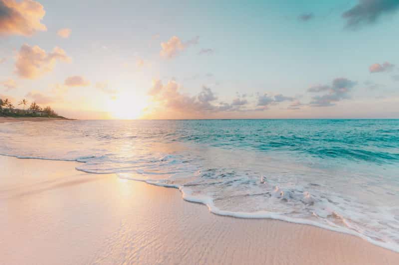 Playa de arena blanca con aguas turquesas — viajes todo incluido